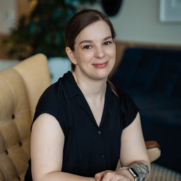 Headshot of Elizabeth Glenn, interior